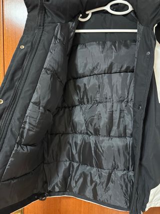 Chaqueta deportiva plumas negra y blanca