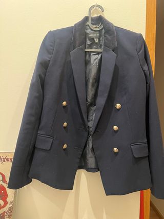 Blazer Mango azul con botones dorados