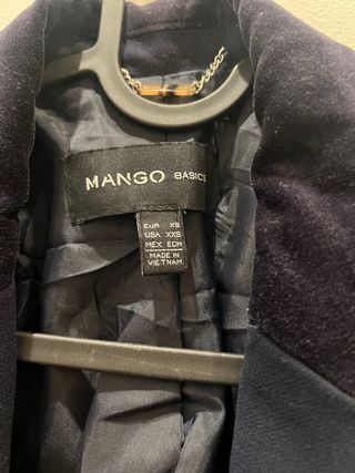 Blazer Mango azul con botones dorados