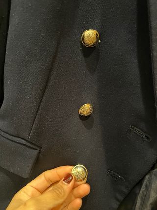 Blazer Mango azul con botones dorados