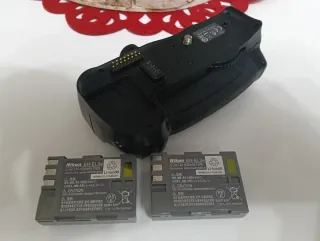 Battery grip MB-D10 più due batterie EN-EL3e