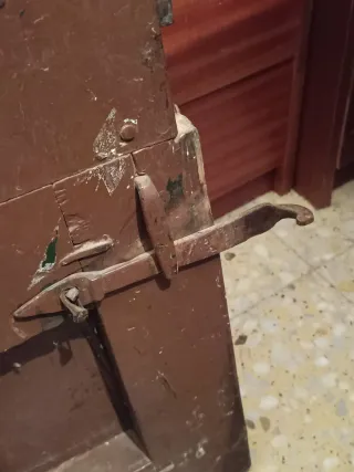 Puerta antigua de granero madera y metal