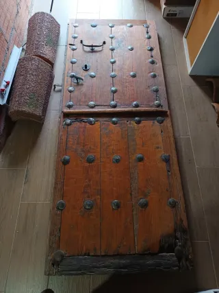 Puerta antigua de granero madera y metal