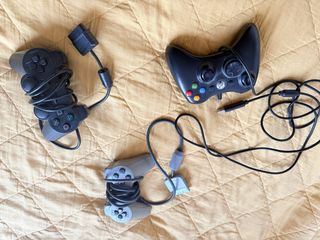 Mandos de consola (2x PS, 1x Xbox)