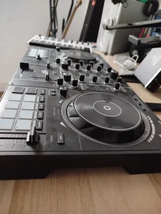 Controladora DJ Hercules Impulse 500 Negra