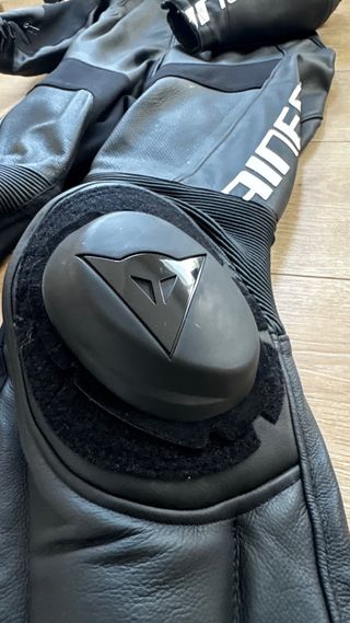 Mono Profesional Dainese TOSA Cuero Perforado 52