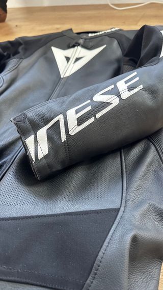 Mono Profesional Dainese TOSA Cuero Perforado 52