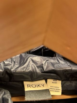 Chaqueta acolchada negra con capucha