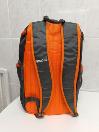 Mochila Basic-Fit Negra y Naranja