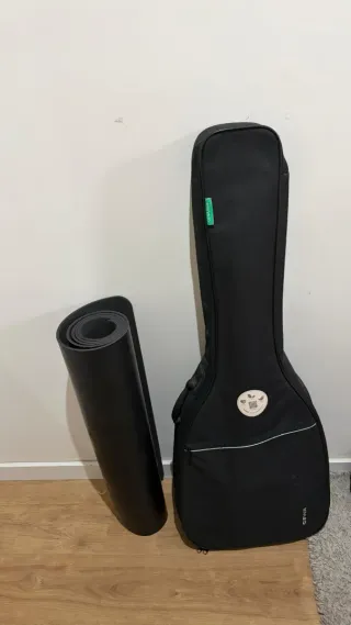 Esterilla de yoga y guitarra