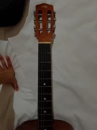 Esterilla de yoga y guitarra