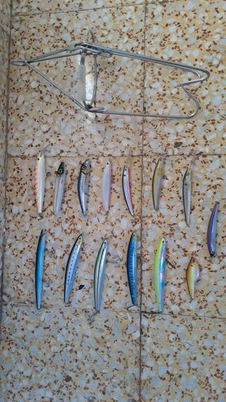 Lote 14 señuelos spinning + sacadera