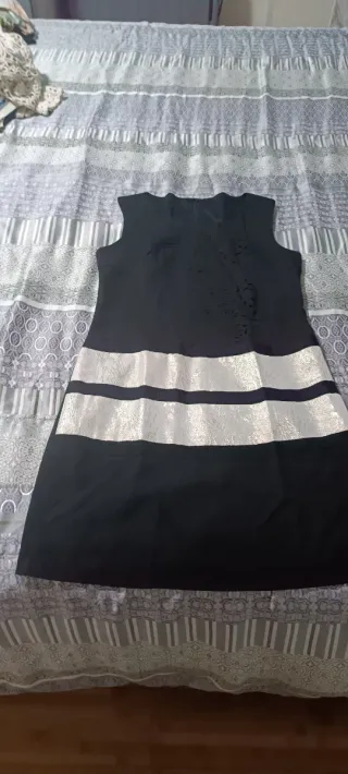 Vestido negro con detalles dorados
