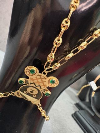 Pulsera manita oso oro 18k con piedras verdes