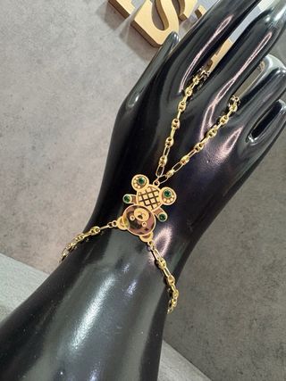Pulsera manita oso oro 18k con piedras verdes