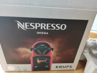 Caja Nespresso Inissia Krups vacía