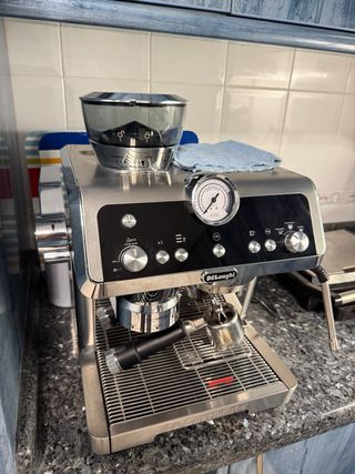 Cafetera Espresso DeLonghi con Molinillo