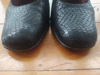 Zapatos Giko by Richard Negros