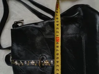 Mochila cuero negra adornos dorados