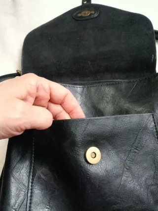 Mochila cuero negra adornos dorados