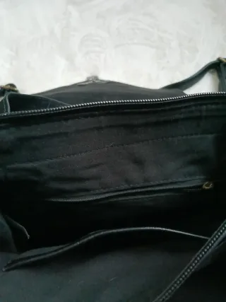 Mochila cuero negra adornos dorados