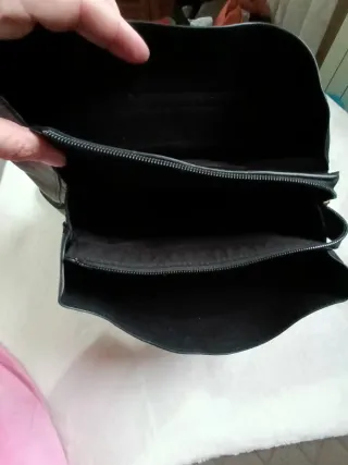 Mochila cuero negra adornos dorados