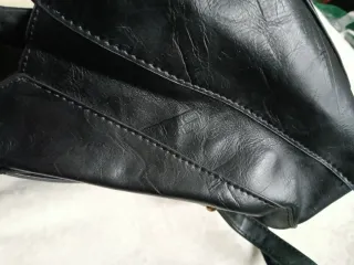 Mochila cuero negra adornos dorados