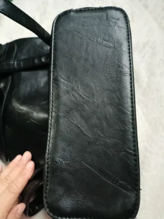 Mochila cuero negra adornos dorados