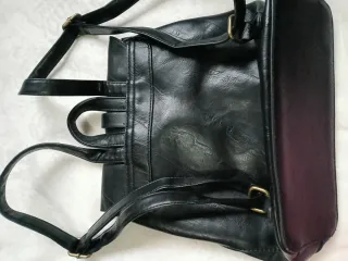 Mochila cuero negra adornos dorados