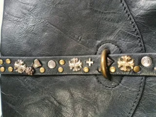 Mochila cuero negra adornos dorados