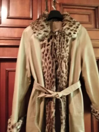 Abrigo cuero beige con ribetes piel