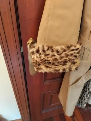 Abrigo cuero beige con ribetes piel ocelote