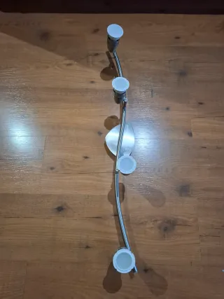 Lámpara de techo plateada y blanca