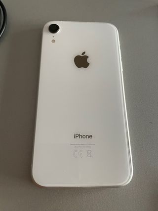 iPhone XR bianco e accessori (supporto e caricatore)