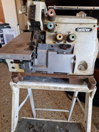 Máquina Overlock Brother EF4-B531