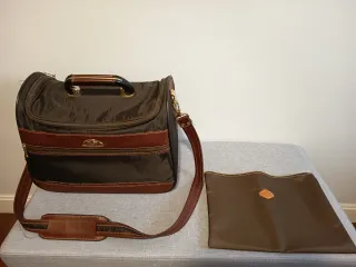 Maletín de viaje Samsonite marrón y dorado.