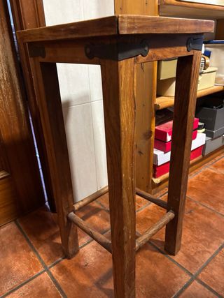 Taburetes in legno massello con dettagli metallici