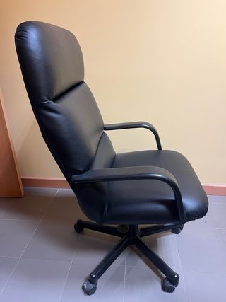 Escritorio y sillas de oficina