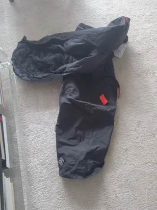 Cubre piernas moto nuevo.con velcros de sujeción.