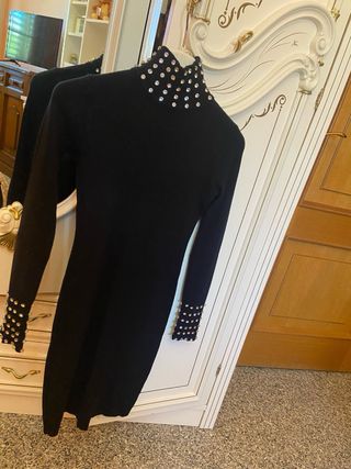 Vestitino nero con borchie manca un brillantino