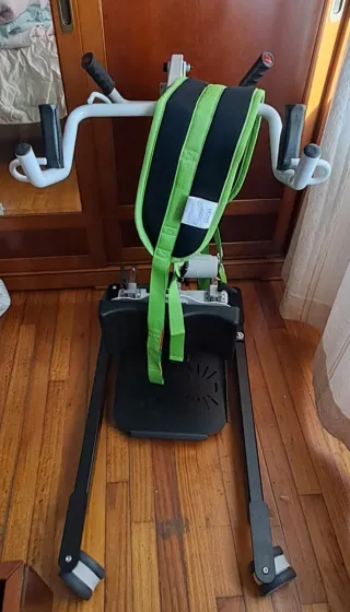 Grua bipedestadora cambia pañal.