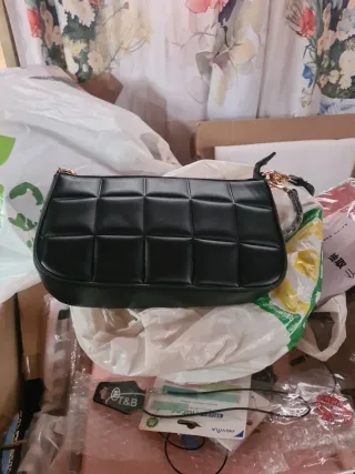 Bolso negro acolchado