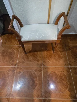 Sillón de madera tapizado beige