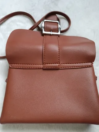 Bolso bandolera marrón con hebilla