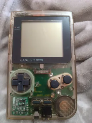Game Boy Pocket Transparente con el juego Tetris.
