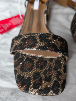 Sandalias XTI  leopardo y dorado talla 38