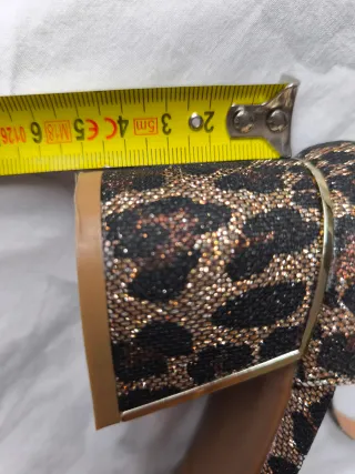 Sandalias XTI  leopardo y dorado talla 38
