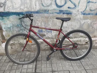Bicicleta de montaña roja