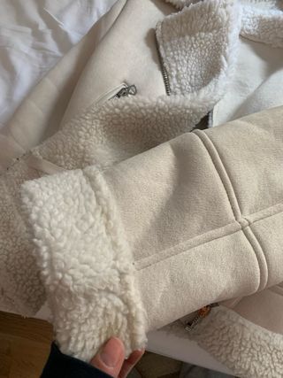 Cazadora efecto piel beige