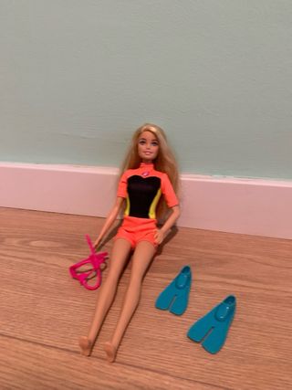 Muñeca Barbie buceadora con equipo
